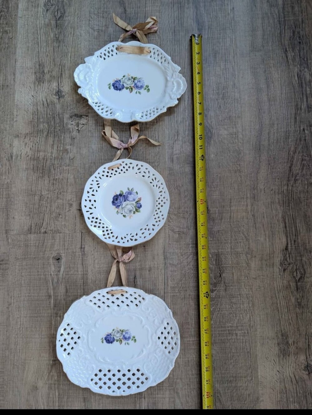 1980s Vintage Flower Ceramic Hanging Wall Plates - Full set of 3